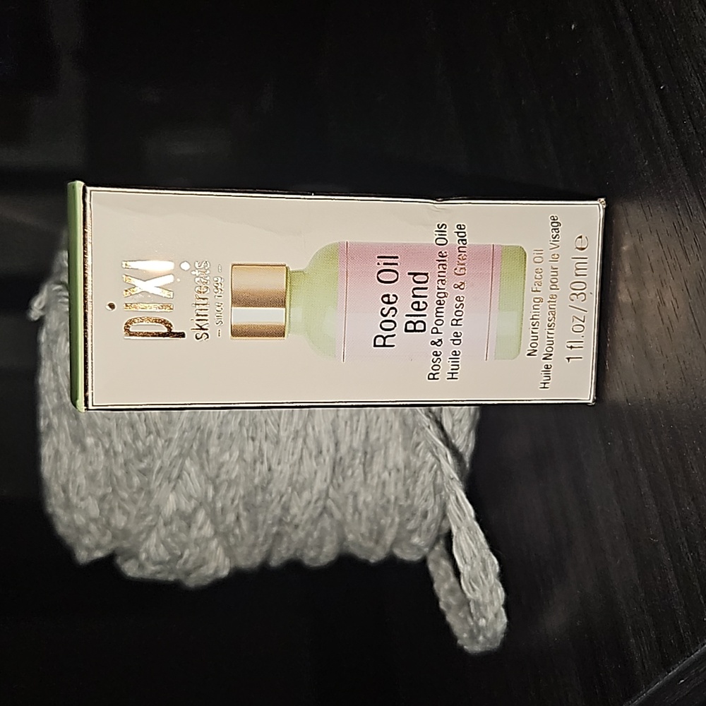 Pixi skintreata rose oil blend, 1 fl .oz nourishing face oil. New. - Picture 2 of 7
